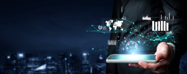 İş adamı, tahmin edilen büyük veri modellerinden gerçek zamanlı analizlere uzanan eğilimleri ve görüşleri ortaya çıkarmak için veri analizlerini derinlemesine inceleyerek, veri güdümlü kararların analitik endüstrileri nasıl ileri götürdüğünü öğrenir Faas