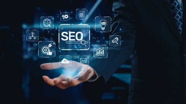 SEO görünürlüğünü geliştirmek için SEO konsepti, SEO ile ilgili dijital araçlar ve SEO performans simgeleri stratejik pazarlama için odaklanmış bir planda gösteriliyor. Elide