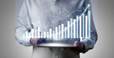 Bir kişi, büyüyen bir grafik ve veri görselleştirmesini gösteren dijital tabletle etkileşime girer, iş büyümesini, analitiği ve modern finans stratejilerini sembolize eder. Etki