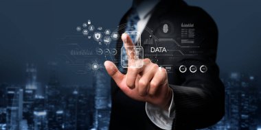 Takım elbiseli profesyonel bir adam, modern bir şehir ortamında veri güvenliği ve siber teknoloji unsurlarını gösteren fütüristik bir dijital arayüzle etkileşime giriyor. XDMCP