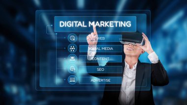 Bir iş kadını yenilikçi dijital pazarlama stratejilerini keşfetmek için sanal gerçeklikten faydalanıyor. Bu görüntü, modern teknolojinin pazarlama uygulamalarına entegrasyonunu yansıtır. XDMCP