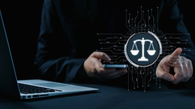 Adalet ölçeğini gösteren fütürist dijital hukuk arayüzü, dijital hukukun altını çizen, AI uyumu, dijital hukuk sistemleri ve güvenli yönetim için dijital hukuk düzenlemeleri. Elide