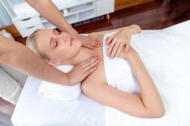 Kafkasyalı kadın müşteri stres önleyici spa masajının keyfini çıkarıyor ve lüks otel ya da oteldeki gündüz açık ortam güzellik salonunda güzellik teniyle eğleniyor. Sessiz.