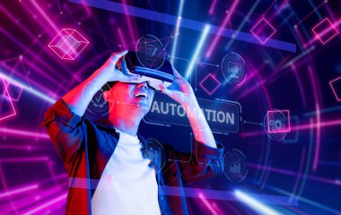 Sanal gerçeklik kulaklığı kullanan bir kişi, modern iş ortamlarında yapay zekanın potansiyelini sergileyerek otomasyon ve yönetimin etkileşimli dünyasını tecrübe eder. XDMCP