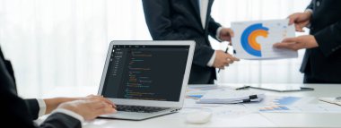 Uygulama ve program kodlaması için bilgisayar ekranında yazılım geliştirme programlama