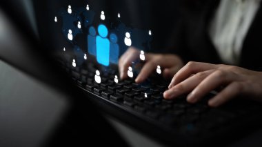 Profesyonel ağ, iş bağlantılarını genişletir, işbirliğini teşvik eder ve yeni fırsatlar için dijital ilişkiler kurar. Latch