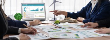 Hesap tablosu bilgi finansal başlangıç kavramı. Çevrimiçi analiz projesi için hesap tablosu belgelerinde veri ve grafikler