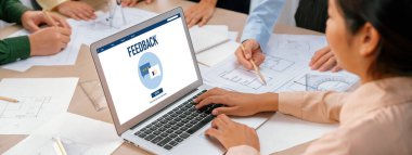 Müşteri geribildirim ve şirket işleri için canlı bilgisayar yazılımı analizi