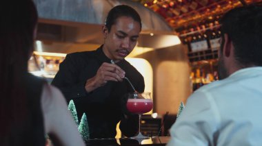 Karışık kokteyl Noel temasına odaklanarak yanan tarçın ve barmenin yıldız anasonuyla süslenmiş yeşil neon karlı Noel ağacı çikolatası özel serin içecek lüksüyle süslenmiş. Vinosity.