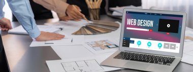 İç mimar tasarımcı grubu, daha kesin tasarım için planlar ve dizüstü bilgisayar ekran mimari yazılımı üzerinde birlikte tartışıyorlar. Modern ev tasarımı ve yenileme. İçgörü