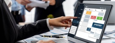 İş zekası ve veri analizi kavramı. Analizci ekibi laptop ekranında finansal veri analizi üzerinde çalışıyor. Etkili iş stratejik planlama için pazarlama göstergesi olarak. İçgörü