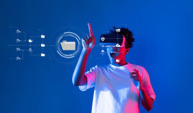 Genç bir insan sanal gerçeklik teknolojisine bağlanıyor, canlı mavi bir ortamda dijital veri yönetimi ve ticari yenilikleri vurguluyor, yaratıcılık ve keşif sergiliyor. XDMCP