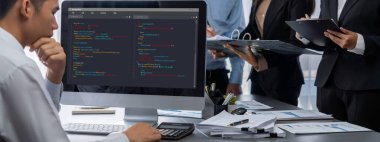 İş zekası ve veri analizi kavramı. Analizci ekibi laptop ekranında finansal veri analizi üzerinde çalışıyor. Etkili iş stratejik planlama için pazarlama göstergesi olarak. İçgörü