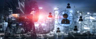 Müşteri hedeflemesi seyirciyi tanımlamaya yardımcı olur. Strateji hedefini geliştirir, müşteri hedeflemesi segmentasyonu destekler, kampanya hedefini arttırır ve müşteri hedeflemesi etkisini artırır. Kefil