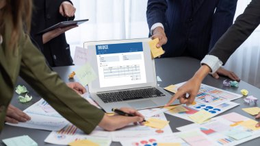 Analizci ekibi yaratıcı ve analitik beyin fırtınası fikri için bilgisayar ekranında BI veri paneli olan yapışkan bir not kullanıyor. Pazarlama stratejisi için finansal veri görselleştirme teknolojisini analiz et. Dahi.