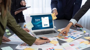 Analizci ekibi yaratıcı ve analitik beyin fırtınası fikri için bilgisayar ekranında BI veri paneli olan yapışkan bir not kullanıyor. Pazarlama stratejisi için finansal veri görselleştirme teknolojisini analiz et. Dahi.