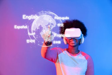 Üretken yapay zekayla geliştirilmiş sanal gerçeklik yoluyla yenilikçi dil öğrenmeyi keşfedin. Etkileşimli ve sürükleyici bir deneyimle çeşitli dillerle bağlantı kurun. XDMCP