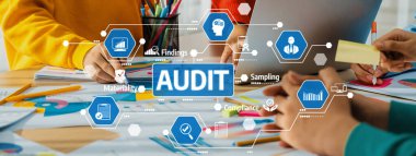 Dinamik bir ofis sahnesinde, renkli çizelgeler, uyum kontrolleri ve etkili sonuçlar için işbirliğini artıran dijital unsurlarla denetim sürecinde takım çalışması vurgulanıyor. Dostluk