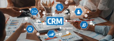 Analist ekibi, FBI Fintech 'i kullanarak mali konsolu inceliyor ve işaret ediyor. İş adamları iş görüşü için raporları inceliyor. Panorama çekimi. Dostluğu İncele