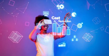Kendine güvenen bir iş kadını, etkili maliyet yönetimi için sanal gerçeklik teknolojisine başvuruyor, gider azaltma ve optimizasyon için yenilikçi stratejiler sergiliyor. XDMCP