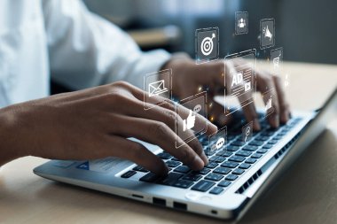 Çevrimiçi reklamları, modern reklam kavramlarını ve katılım stratejilerini ön plana çıkaran dijital pazarlama simgeleriyle çevrili bir kişi dizüstü bilgisayarda yazı yazıyor. XDMCP