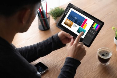 Web sayfasının modern tasarımı ve bilgisayar ekranında gösterilen ticari reklamlar için grafiksel tasarımcı yazılımı