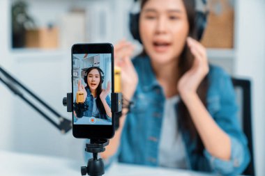 Yaratıcı yayıncı genç ve güzel Asyalı 'nın sunucu kanalındaki seçici odaklı telefon stüdyodaki dinleyiciyle günlük hayatta pazarlamayı veya danışmanı desteklemek için online olarak konuşuyor. Taktik.