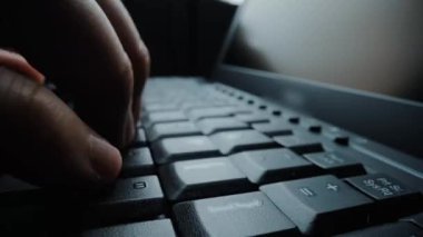 Bilgisayar klavyesinde parmaklarıyla daktilo eden hızlandırılmış yakın çekim adam. Makro yumuşak odaklı bebek çekimi. Bilgisayar programlama, mesajlaşma çevrimiçi mesajlaşma ve çevrimiçi pazarlama işi hiperhız kavramı. Topla