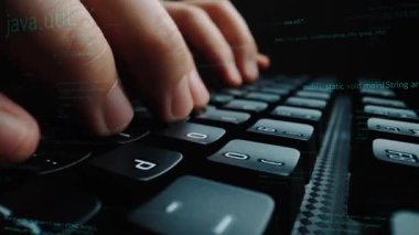 Yazılım geliştirme ve modern teknolojinin dinamik dünyasını gösteren programlama kodlarıyla süslü bir bilgisayar klavyesine yazı yazan ellerin yakın çekimi. Xenic