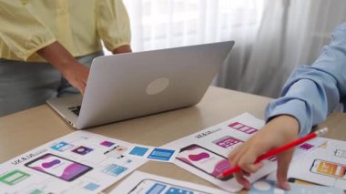 Mobil uygulama ya da web sitesi için kullanıcı arayüzü prototipi planlayan şirket çalışanlarının panorama videosu. UX UI tasarım beyin fırtınası kullanıcı dostu arayüz planı tasarlıyor. Sinerjik