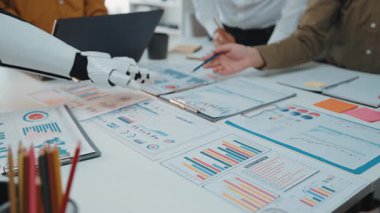 AI güdümlü araçların finansal planlama ve pazarlama stratejisini desteklediği profesyonel bir ortam. Noogenesis Yapay Zeka