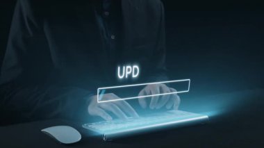 İlerleme çubuğu ve güvenlik ve ağ işlemleri ile ilgili çeşitli teknik simgeleri gösteren fütüristik dijital arayüzlü bir klavyede yazı yazan ellerin görüntüsü. Dörtgen