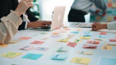 Canlı bir beyin fırtınası oturumu proje fikirleri üzerinde çalışan çeşitli profesyonelleri birleştiriyor. Renkli yapışkan notlar masanın dört bir yanına dağılıp yaratıcılığa ve takım çalışmasına ilham veriyor. SACTR