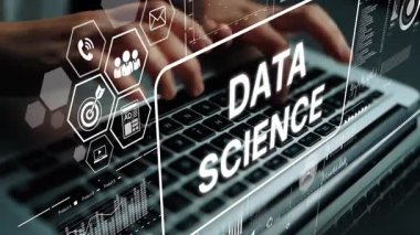 Laptop 'ta Veri Bilimi Grafikleri ve Teknoloji Kavramlarını ve Analitik Süreçleri Temsil Eden Simgeler ile Yazan Eller. Asemptotik akıllı veri analitiği.