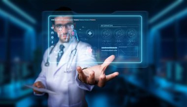 Bir doktor, yenilikçi sağlık çözümlerine odaklanmış modern bir tıbbi tesiste, hasta bilgileri ve analizleri gösteren dijital bir sağlık arayüzü ile etkileşim içindedir. PHMT