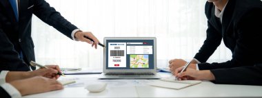 E-ticaret ve canlı çevrimiçi iş için malzeme taşıma ve teslimat izleme sistemi