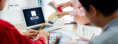 Bilgisayar ekranında canlı gösteren e-posta bildirim iletisi. Dijital pazarlama iletisi bilgi metni iş dünyasından müşteriye