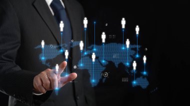 İş adamı ağ kurar, değerli bağlantılar kurar. Profesyonel ağı ve fırsatları genişletmek için etkili insanlar ağ stratejileri geliştiriyor.