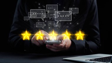 Dijital iletişim ve müşteri geri bildirimlerini göstermek için akıllı telefon kullanan, derecelendirme yıldızları ve sohbet baloncuklarının oluşturduğu yaratıcı bir sunum. Dörtgen