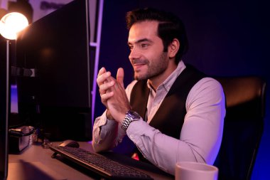 Gülümseyen akıllı işadamı, Mor Neon Dark Home Office 'in gelecek çeyreğinde ürün veritabanında iş grafikleri araştırma hedef pazarıyla uzaktan satış ekibiyle buluşacak. Tahmin et..