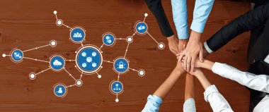 Modern bir çalışma ortamında dijital ağları ve bağlantıları temsil eden, işbirliği içinde el ele tutuşan dinamik bir takım çalışması sahnesi. Dostluk