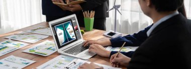 Web sayfasının modern tasarımı ve bilgisayar ekranında gösterilen ticari canlı reklamlar için grafiksel tasarımcı yazılımı