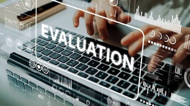 Eller Bilgisayar Klavyesinde Veri Değerlendirme Konseptini içeren Teknolojik Grafik Kaplaması ile Yazıyor. Asemptotik akıllı veri analitiği.