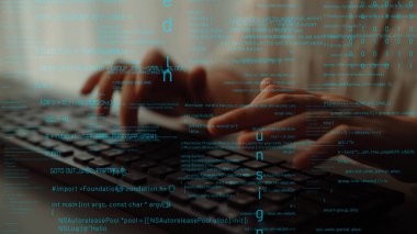 Soyut kod ve veri akışlarıyla çevrili bir klavyeye yazı yazan ellerin yakın plan görüntüsü, programlama ve dijital teknolojinin dinamik dünyasını gösteriyor. Xenic