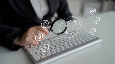 LLM 'de yapay zeka asistanı, büyük veriler, makine öğrenimi ve üretken yapay zeka gücü gelişmiş iş uygulamaları için ajanssal yapay zekayı destekliyor. Latch