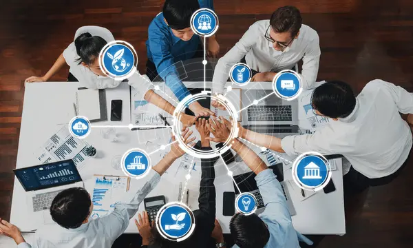 Çeşitli profesyonellerden oluşan bir grup, modern ofis ortamında sürdürülebilir iş büyümesi için yenilikçi stratejileri tartışmak üzere ortak bir toplantıya katılıyor. Dostluk