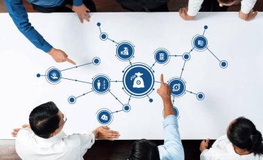 Değişik bir ekibin veri analizi için işbirliği yaptığı dinamik bir iş toplantısı. Masadaki çeşitli iş süreçlerini temsil eden birbirine bağlı ikonları gösteriyorlar. Dostluk