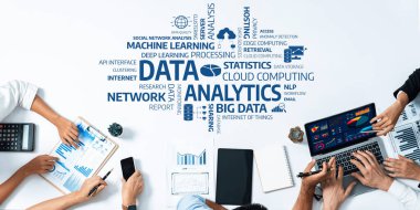 Verileri analiz eden ve analitik kavramları tartışan, makine öğreniminin ve karar verme sürecindeki büyük verilerin önemini vurgulayan profesyonellerin yer aldığı işbirlikçi bir iş sahnesi. Dostluk