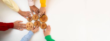 Ortak Takım Çalışması ve Çeşitli Eller İş Konsepti ve Stratejilerini Temsil Eden İkonalar Üzerinde Birlikte Çalışıyor. Dostluk