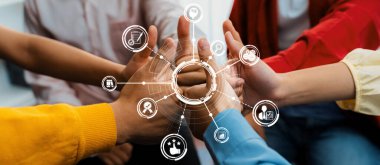 Çeşitli ellerin bir araya gelerek modern bir iş yerinde takım çalışmasını, yeniliği ve işbirliğini sembolize ettiği, birlik ve ortak hedefleri gösteren dinamik bir görüntü. Dostluk